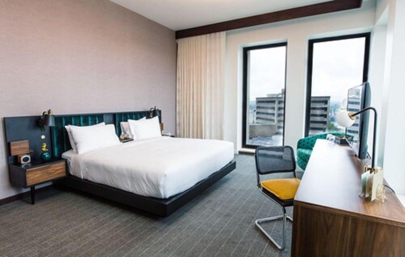 Standardrum King Size Säng, Fairlane Hotel Nashville, By Oliver