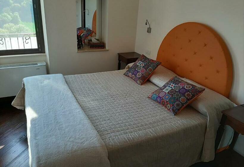 غرفة قياسية رباعية, La Tana Dei Leoni