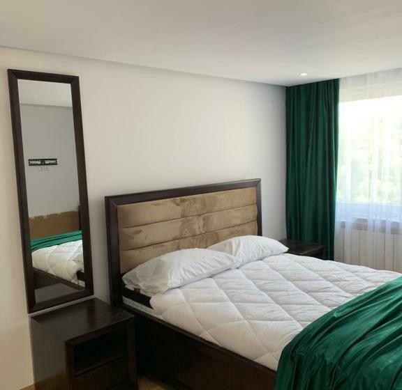 דירת שני חדרים, Thr Center