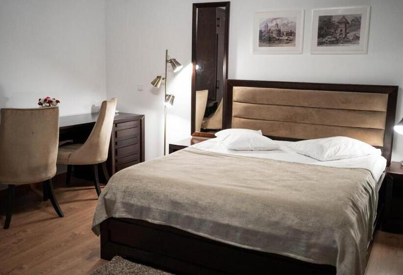 חדר סטנדרט, Thr Center