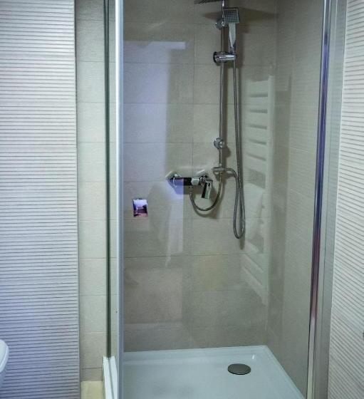 דירת שני חדרים, Thr Center