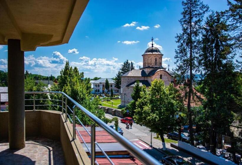 דירת שני חדרים, Thr Center