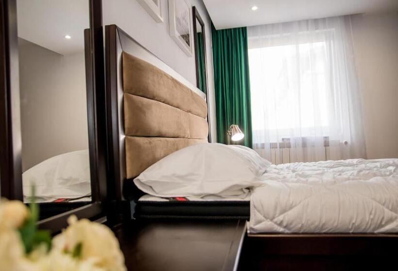 דירת שני חדרים, Thr Center