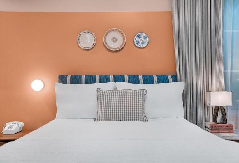 标准工作室, Trouvail Miami Beach