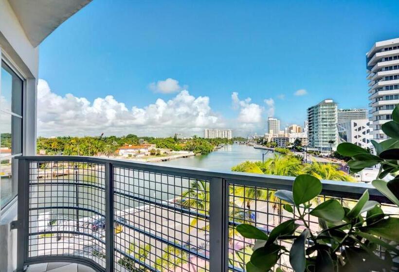 标准间带阳台, Trouvail Miami Beach