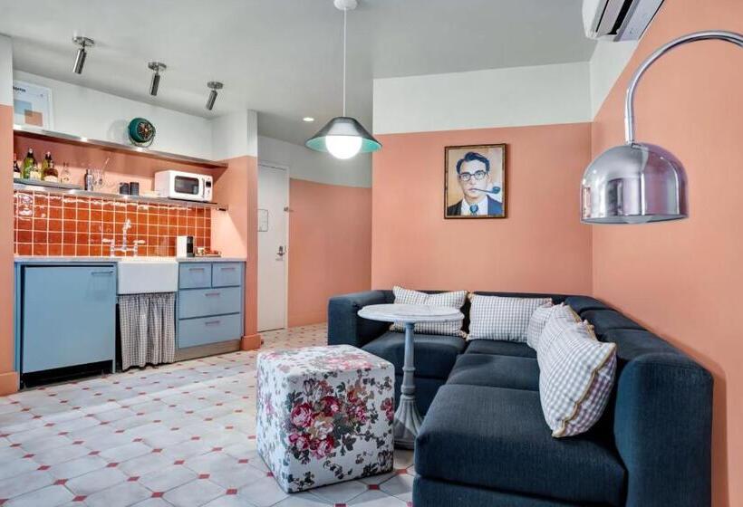 带大床的高级房间, Trouvail Miami Beach