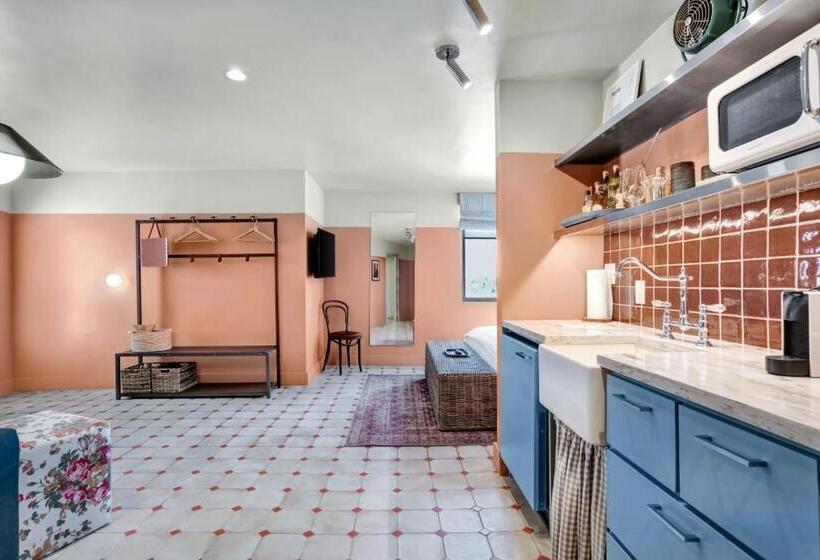 带大床的高级房间, Trouvail Miami Beach