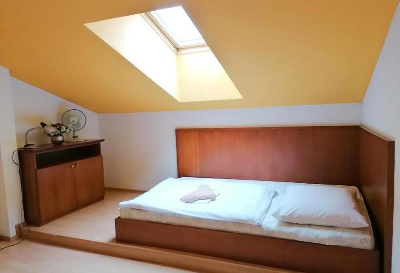 חדר סטנדרט לשלושה, Penzión Pod Kláštorom