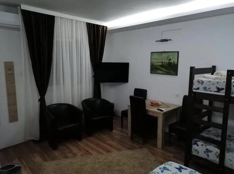اتاق لوکس سه تخته, Prenoćište Day Holiday