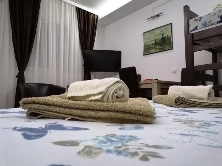 اتاق لوکس سه تخته, Prenoćište Day Holiday