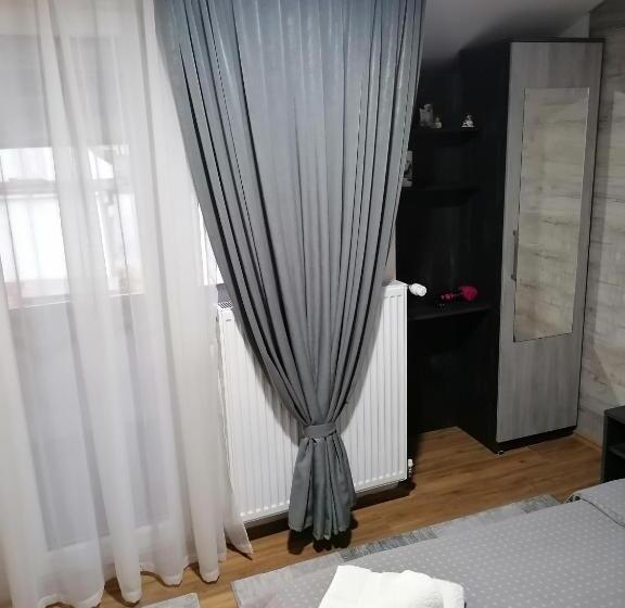 اتاق لوکس با بالکن, Prenoćište Day Holiday