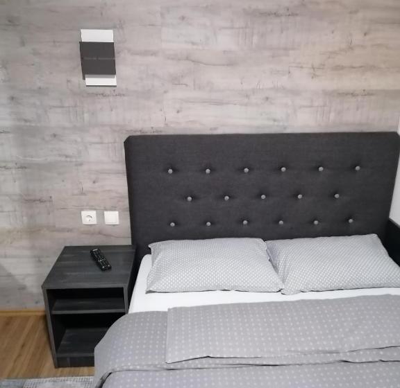 اتاق لوکس با بالکن, Prenoćište Day Holiday