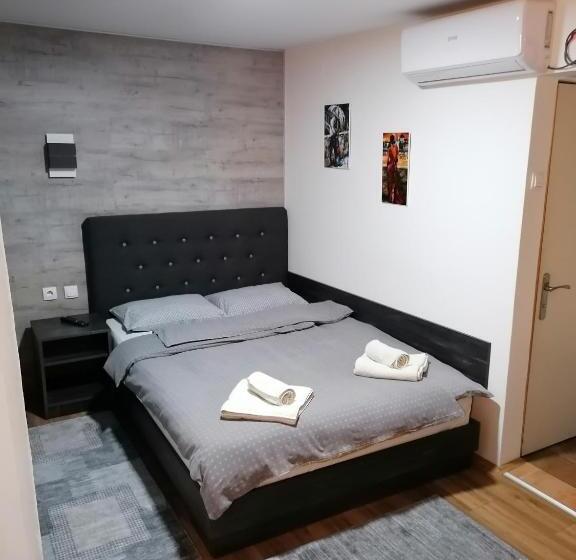 اتاق لوکس با بالکن, Prenoćište Day Holiday