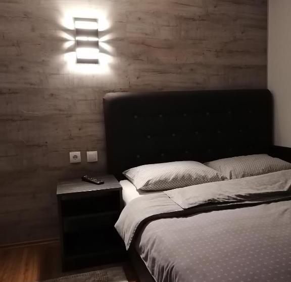 اتاق لوکس با بالکن, Prenoćište Day Holiday