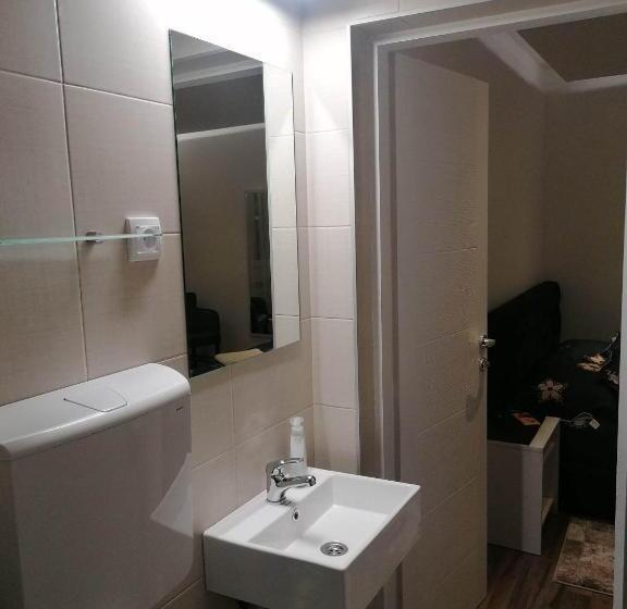 اتاق لوکس, Prenoćište Day Holiday