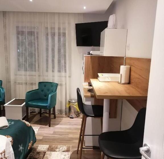 اتاق لوکس, Prenoćište Day Holiday