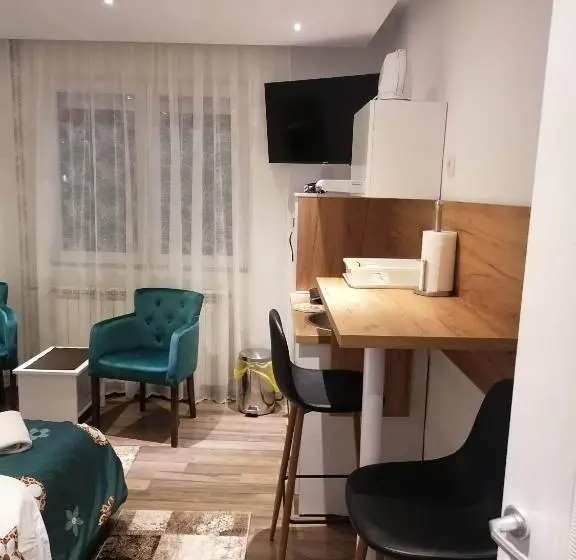 اتاق لوکس, Prenoćište Day Holiday