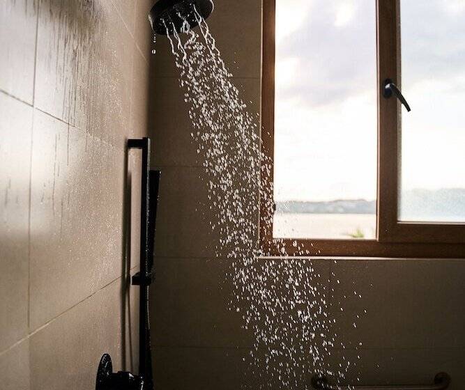 اتاق لوکس با چشمانداز دریا, Basalto