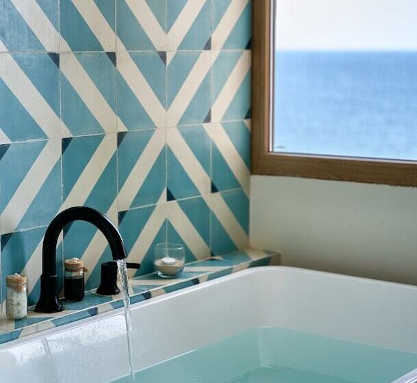 اتاق لوکس با چشمانداز دریا, Basalto