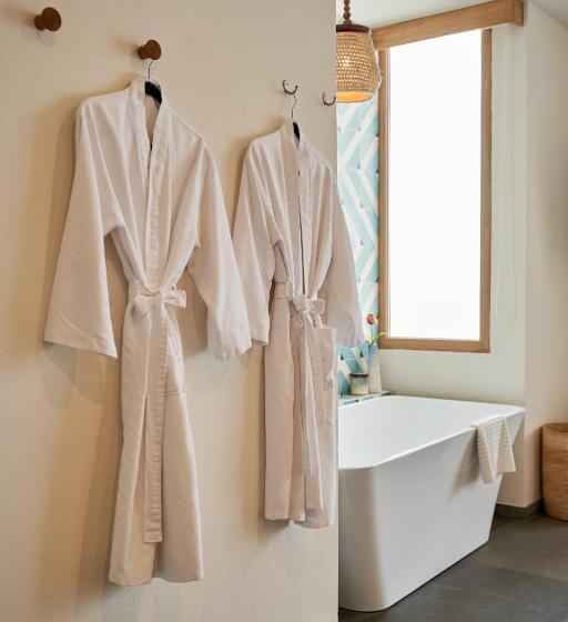 Deluxe Suite King Bed, Basalto