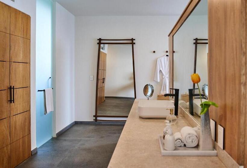 Deluxe Suite King Bed, Basalto