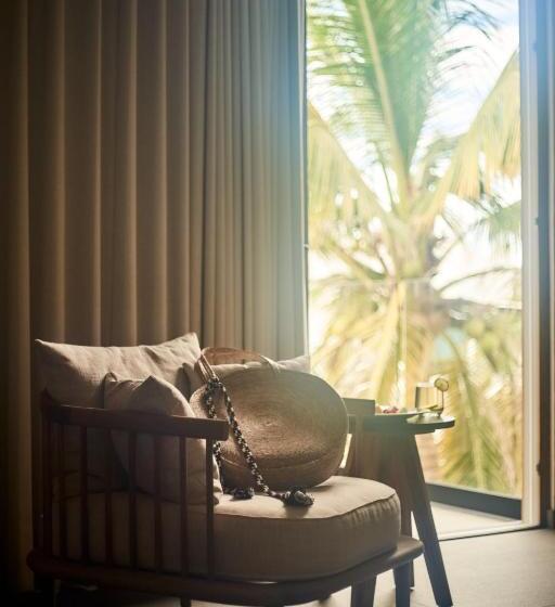 اتاق لوکس با چشمانداز باغ, Basalto