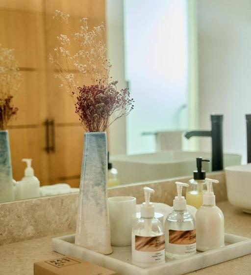 اتاق لوکس با بالکن, Basalto