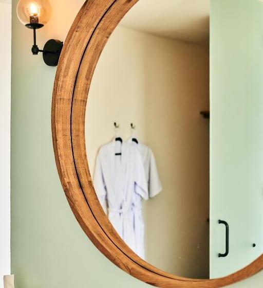 اتاق لوکس با چشمانداز دریا, Basalto