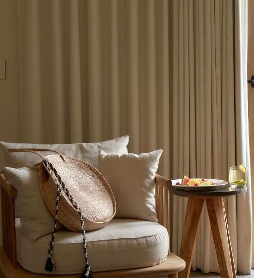 اتاق لوکس با چشمانداز دریا, Basalto