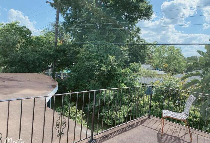 غرفة إقتصادية, A Home Away From Home