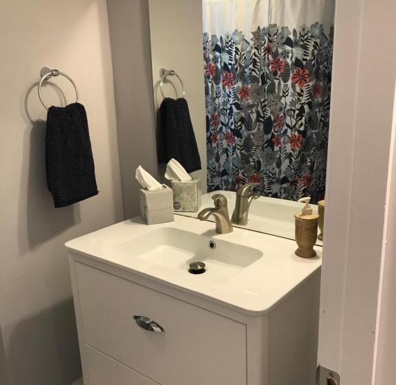 غرفة قياسية فردية, A Home Away From Home