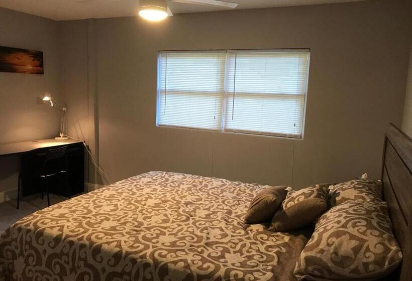 غرفة قياسية فردية, A Home Away From Home