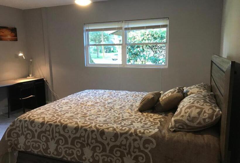 غرفة قياسية فردية, A Home Away From Home