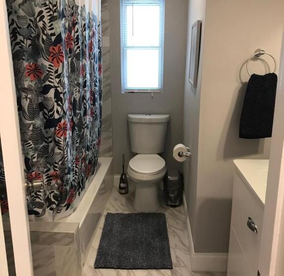 غرفة قياسية فردية, A Home Away From Home