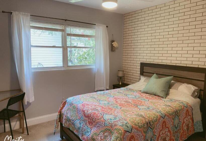 غرفة إقتصادية فردية, A Home Away From Home