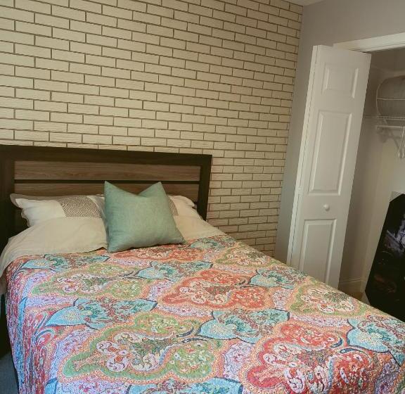 غرفة إقتصادية فردية, A Home Away From Home