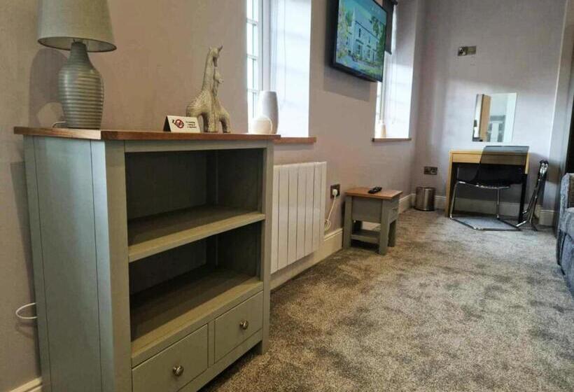 Студия Deluxe, The County