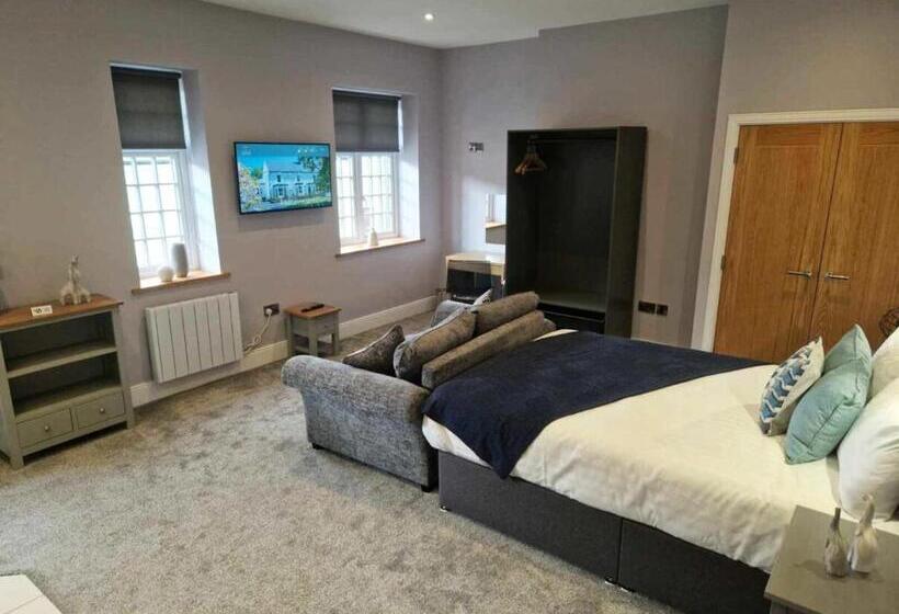 Студия Deluxe, The County