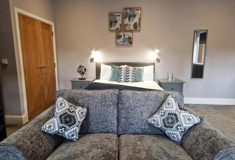 Студия Deluxe, The County