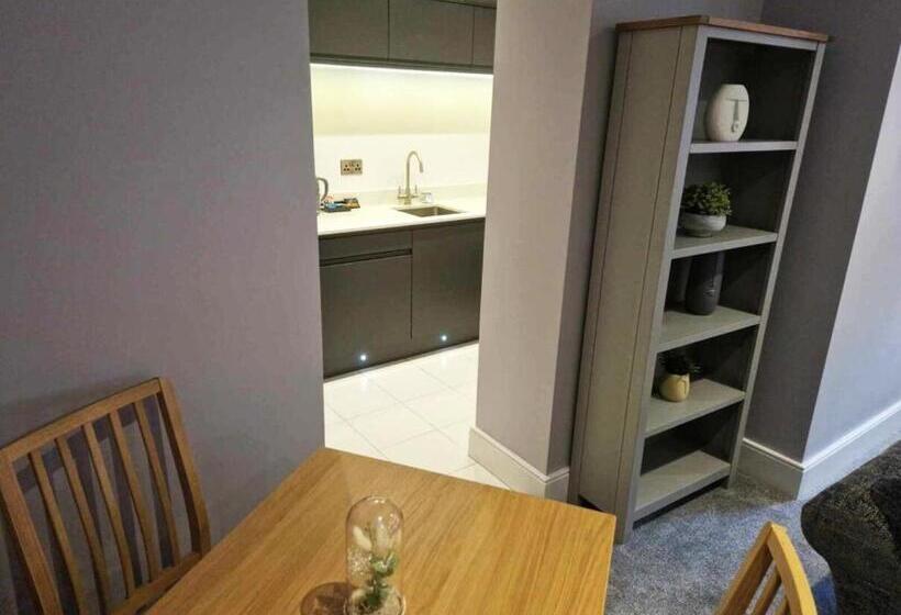 Студия Deluxe, The County