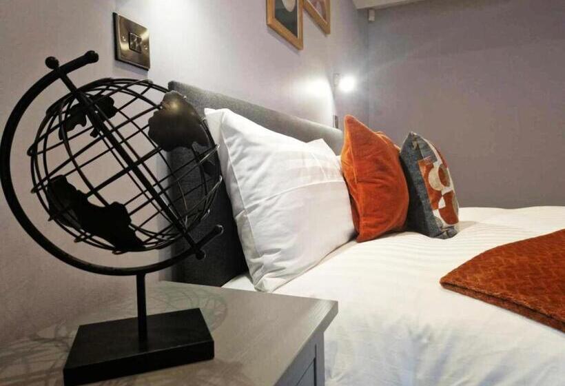 Студия Deluxe, The County