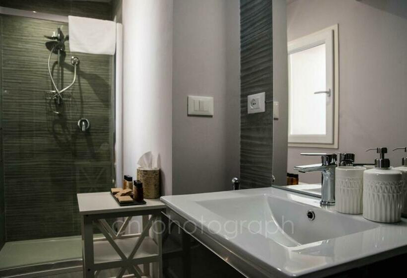 스위트 킹사이즈 침대, La Dimora Del Falconiere   Luxury Suites