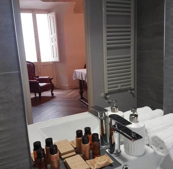 스위트 킹사이즈 침대, La Dimora Del Falconiere   Luxury Suites