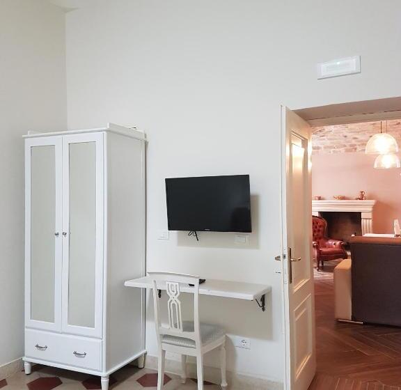 스위트 킹사이즈 침대, La Dimora Del Falconiere   Luxury Suites