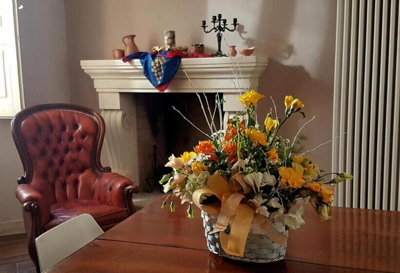 스위트 킹사이즈 침대, La Dimora Del Falconiere   Luxury Suites