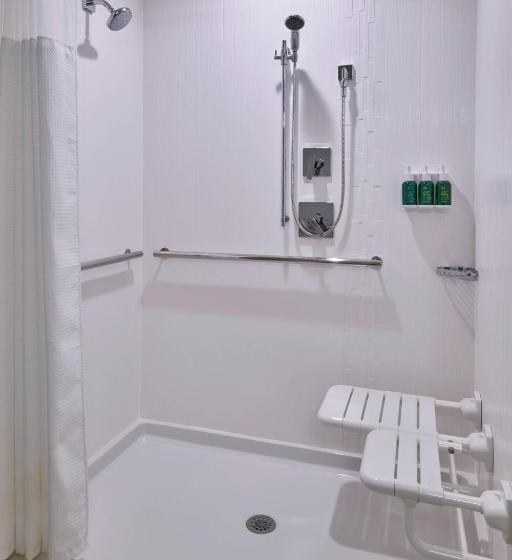 غرفة قياسية سرير ملكى, Courtyard By Marriott Petoskey At Victories Square