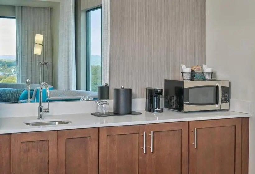 キングサイズベッドのスイートルーム, Courtyard By Marriott Petoskey At Victories Square