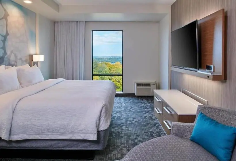 キングサイズベッドのスイートルーム, Courtyard By Marriott Petoskey At Victories Square