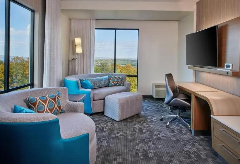 キングサイズベッドのスイートルーム, Courtyard By Marriott Petoskey At Victories Square