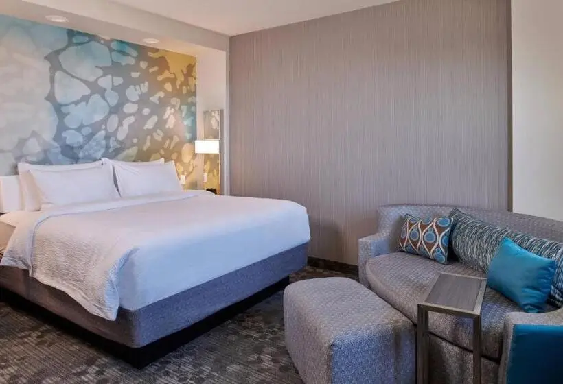キングサイズベッドのスイートルーム, Courtyard By Marriott Petoskey At Victories Square